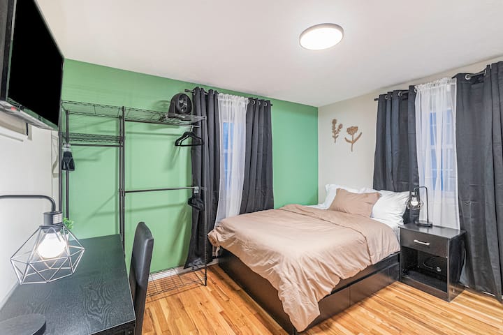 Оваа удобна и стилска спална соба има удобен полн кревет и голем HD телевизор со Amazon Prime.