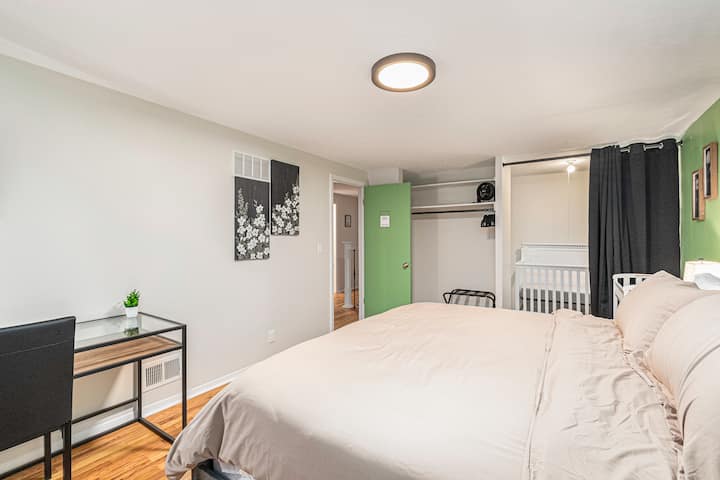 Оваа удобна и стилска спална соба има удобен полн кревет и голем HD телевизор со Amazon Prime.