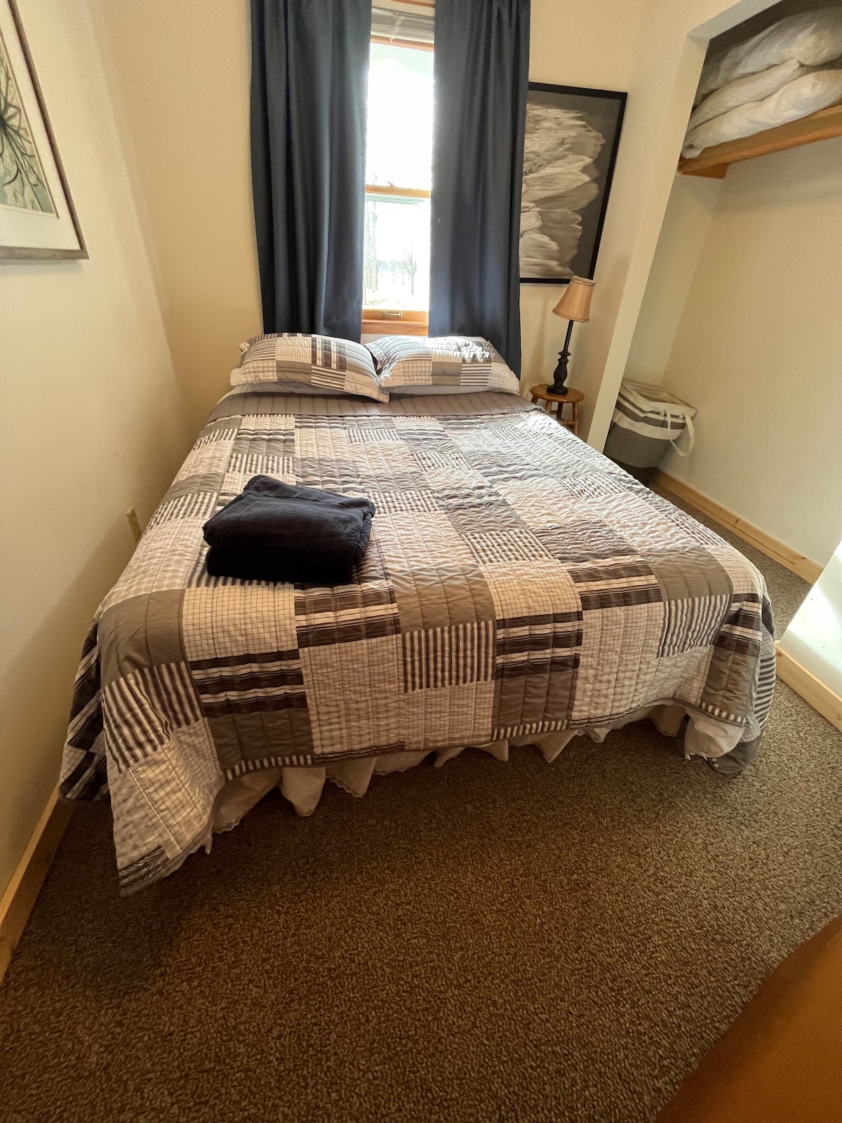 Slaapkamer #1 Queensize bed