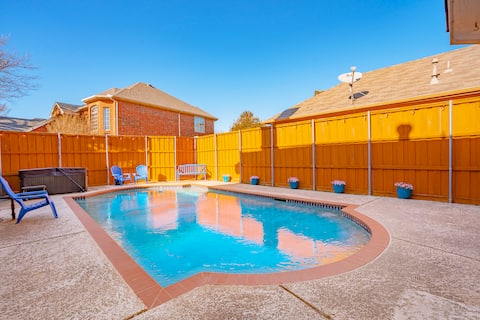 Family Friendly 5 bedroom w/ Pool, HOT Tub, Arcade