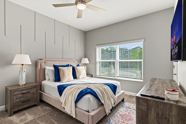 Dormitorio de abajo con un colchón de espuma viscoelástica híbrido tamaño queen para una comodidad y relajación supremas. 