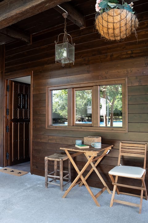 2 cozy cottages, equestrian estate, optional box