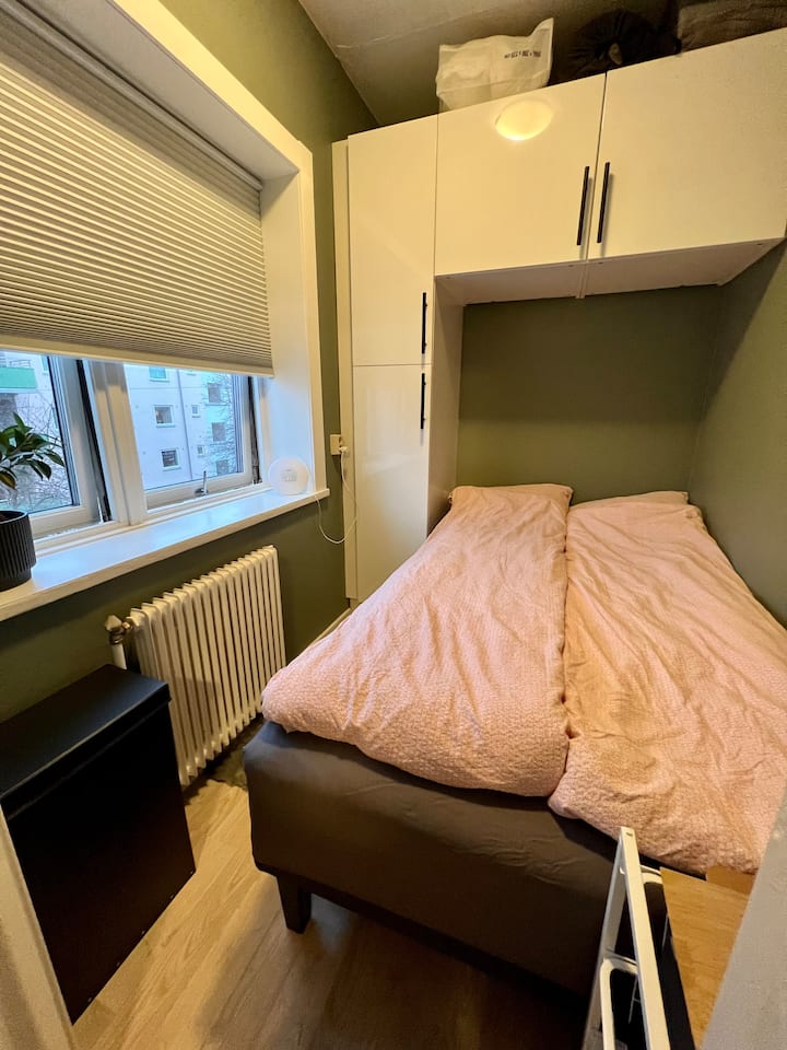 חדר השינה כולל 1,20 מיטות, מתאים לשני אנשים. שני חלונות לשידור ותנור חימום לחורף הנורבגי