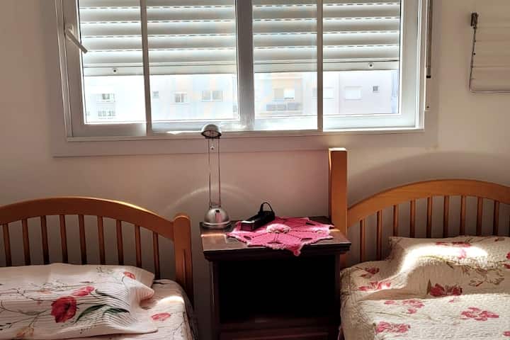 Jednokrevetna soba, s pogledom na ulicu, 02 kreveta, pomoćni krevet, ormar i Split.