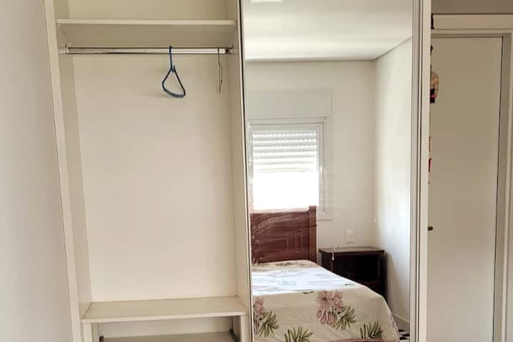 Ormar s bračnim krevetom i vješalicama.