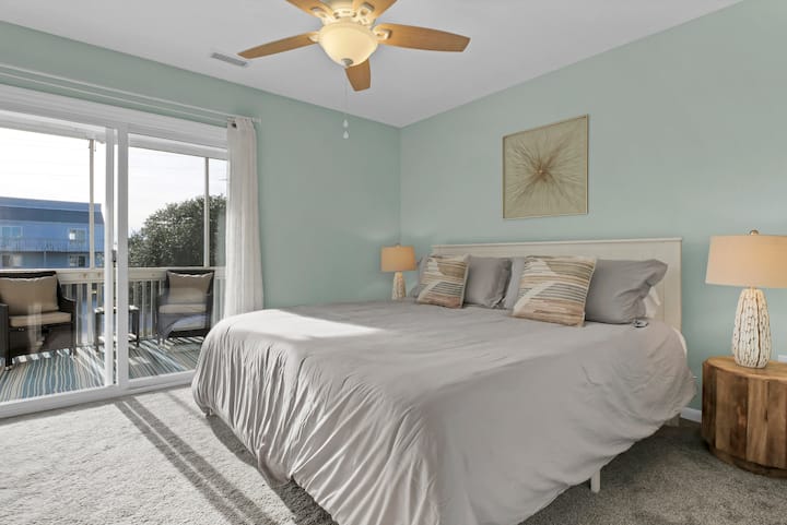 Dormitorio 3: Primario: cama tamaño king. Armario, cómoda, cortinas opacas, ventilador de techo, baño en suite, televisor inteligente. Acceso a la protección pacífica en el porche.