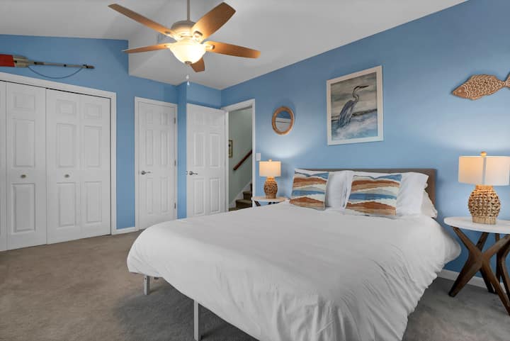 Dormitorio #1: cama queen. Vestidores, armario, ventilador de techo, televisor inteligente