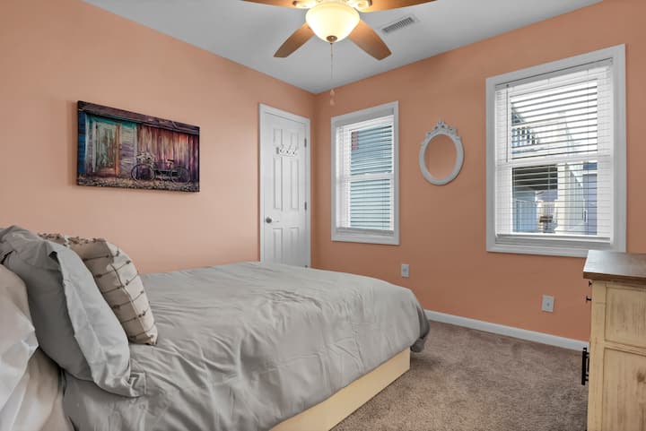 Dormitorio #2: Cama completa con una cama de dos camas individuales debajo. Ventilador de techo, armario, vestidor, televisor inteligente.