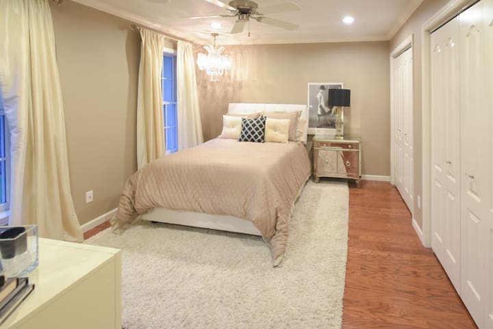 Camera da letto anteriore con vista lago e montagna!