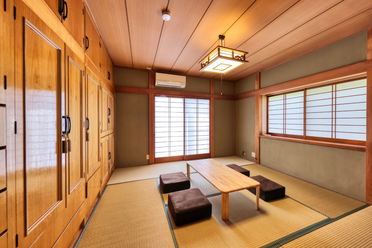 Një nga katër dhomat e gjumit është një dhomë e stilit japonez.Mund të flesh në "Futon".Mund të shohësh malin Fuji nga dhoma e gjumit në këtë dhomë të stilit japonez