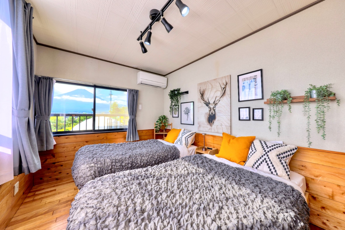 Mund të shohësh malin Pamje nga Fuji nga dritarja e dhomës së gjumit në dritaren e dhomës së gjumit me pamje nga mali Fuji