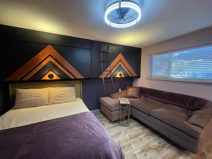 Stylish & Private Guest House, Trailheadstudio1522 - Visalia, CA