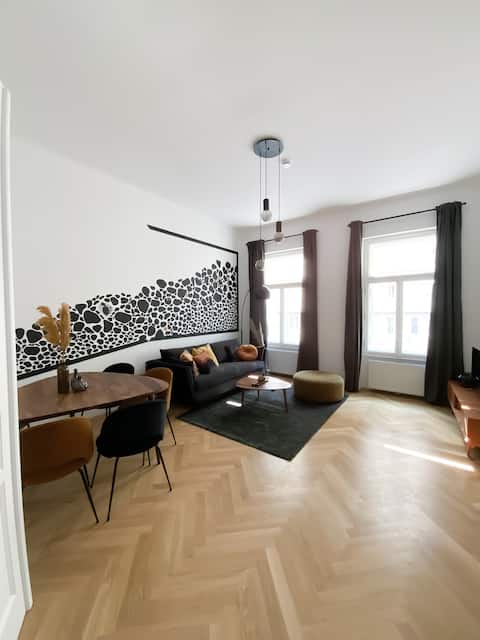 Top Airbnb: Modern apartment with balcony in Wieden