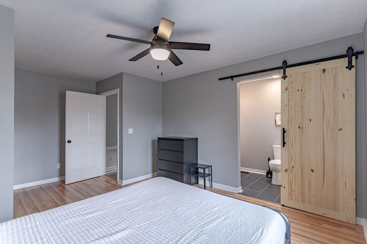El dormitorio 3 tiene una cama tamaño queen con sábanas suaves y almohadas adicionales, perfectas para familias o amigos. Relájate después de explorar el centro de Louisville, NuLu o Churchill Downs.