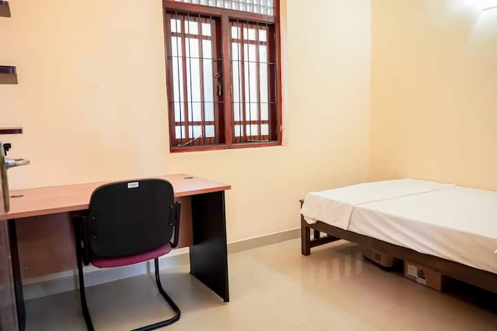 Spálňa na prízemí (č. 4) s pracovným priestorom