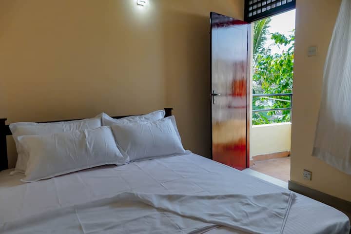 Spálňa na prvom poschodí (č. 3) s prístupom na balkón.