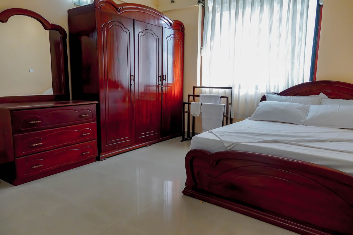 Მთავარი საძინებელი დამხმარე კომპლექტით (თანდართული სააბაზანოთი) და აივანზე გასასვლელით