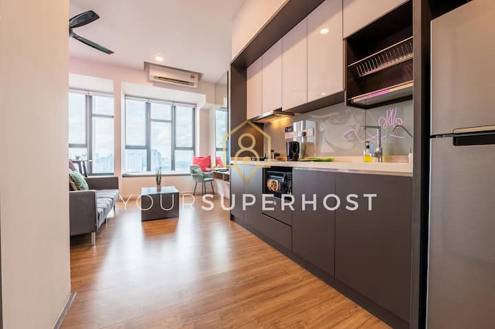 High Floor Neon King Suite C/w Sky Pool & Bar - Kuala Lumpur