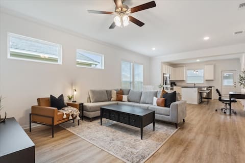 Top Airbnb: Spacious 4BR/2BA Sleeps 11 | Near Crossroads Park in Temple