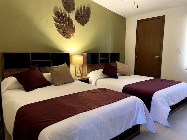 חדר שינה 1. שתי מיטות זוגיות וטלוויזיה בכבלים.