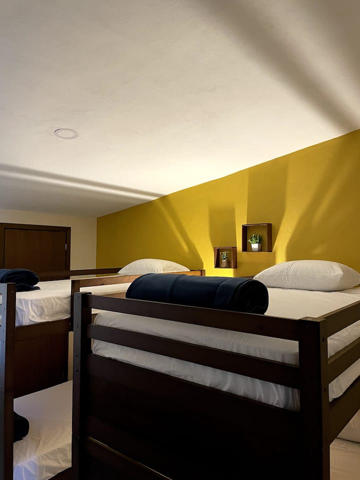 חדר שינה 2. שתי מיטות קומתיים של מיטות יחיד. 