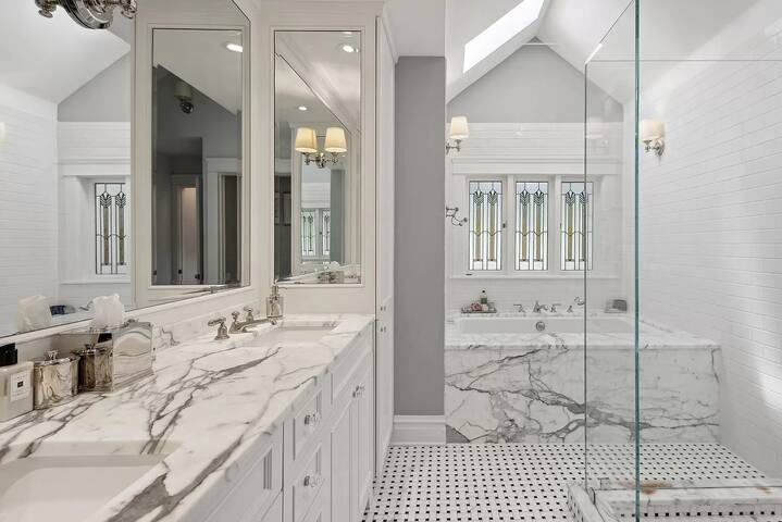 Beautiful Lincoln Park House gallery image 3