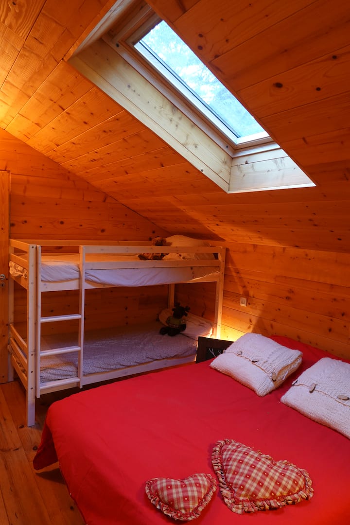 Na 2. poschodí > Spálňa 2 s výhľadom na balkón
- 1 osvetlená 140
- 2 lôžka, 