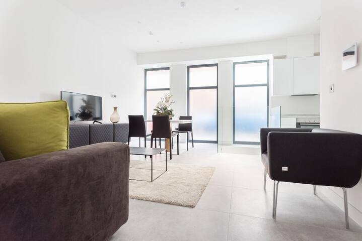 Riverside Elegance 3 Bed near Trafalgar Sq gallery image 2