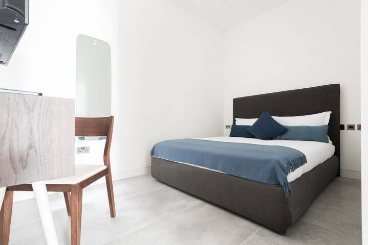 Riverside Elegance 3 Bed near Trafalgar Sq gallery image 3