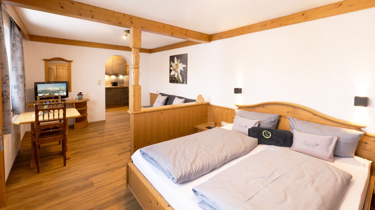 Удобен брачен кревет (широк 150-179 см) со дневен простор за јадење