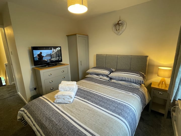 ห้องนอนคู่ที่ชั้นแรกพร้อมวิวภายใน