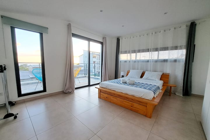 Спалня 3 на горния етаж с дрешник, вентилатор и самостоятелен достъп до терасата