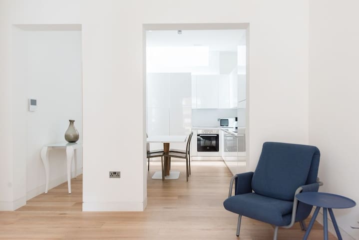 Spectacular 2 Bedroom in Trafalgar Sq gallery image 4