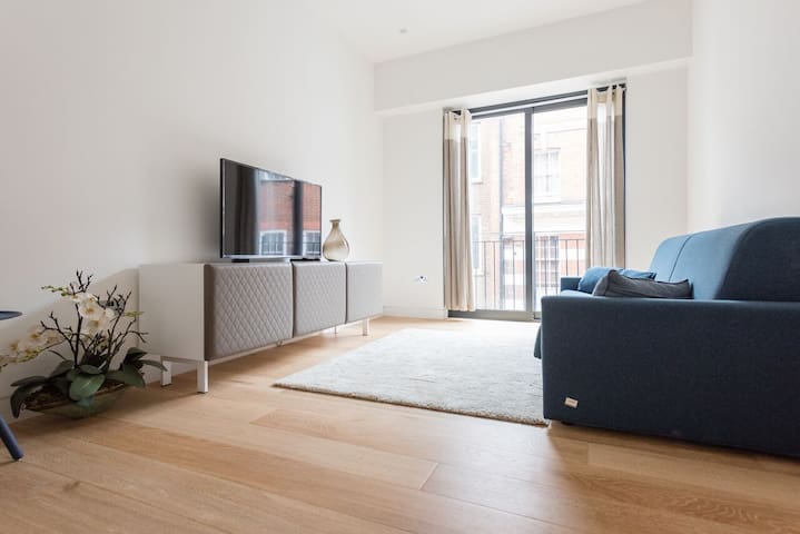 Spectacular 2 Bedroom in Trafalgar Sq gallery image 2