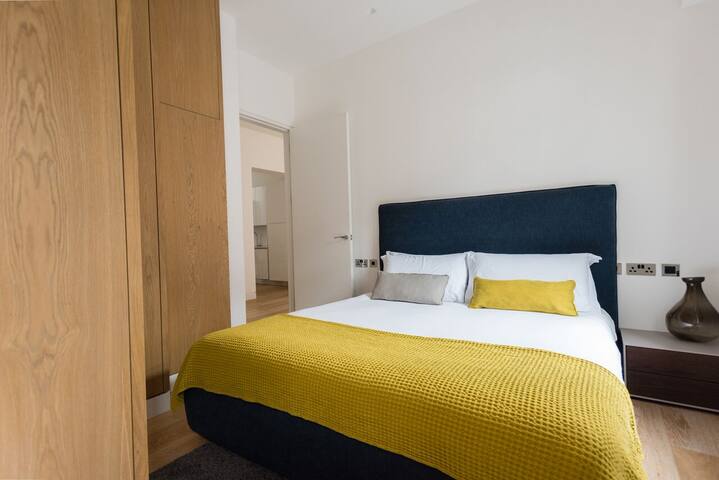 Spectacular 2 Bedroom in Trafalgar Sq gallery image 5