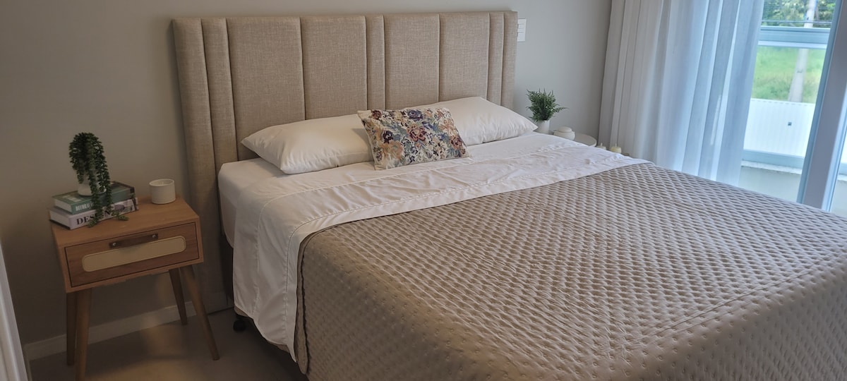 Დედოფლის ზომის საწოლი, კონდიციონერი, ფართო კომოდი და საძილე ფანჯარა ოკეანის ხედით