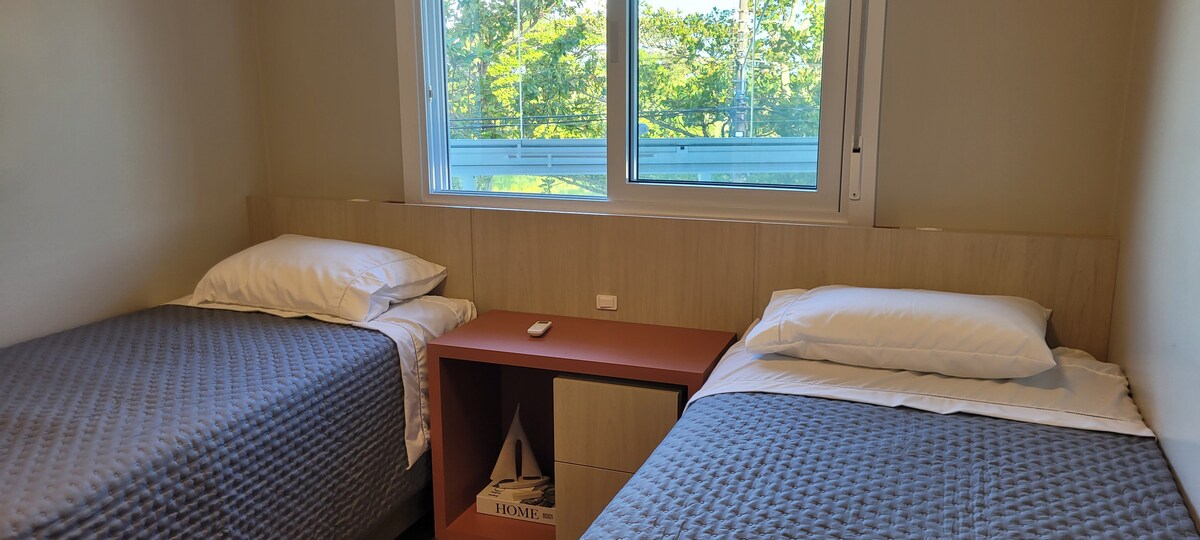 2 კომფორტული ერთადგილიანი საწოლი, ერთი დამხმარე მატრასით, კონდიციონერით, ფართო კომოდით და მყუდრო ფანჯრით ოკეანის ხედებით