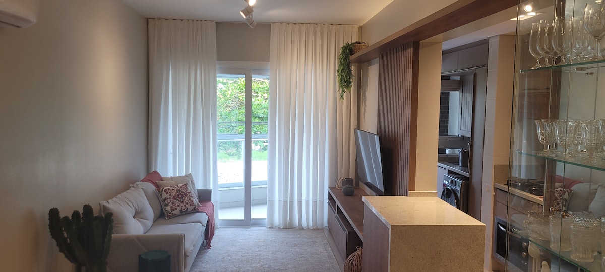 Კონდიცირებული მისაღები ოთახი დივნით, რომელიც ზრდასრულ ადამიანს კომფორტული ძილის საშუალებას აძლევს