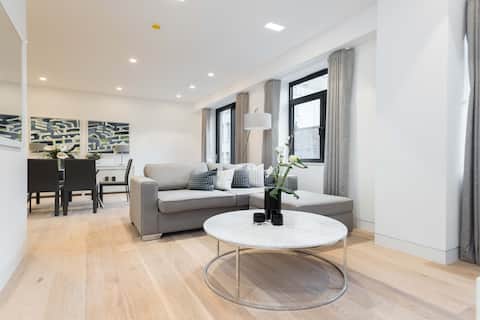 Popular Airbnb listing: Luxurious 3 Bedroom in Trafalgar Sq in City Of Westminster