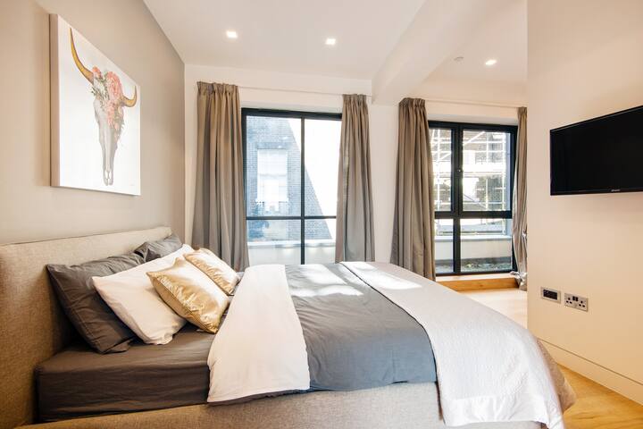 Explore Central London from a Luxurious Penthouse gallery image 5