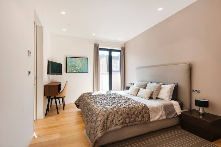 Explore Central London from a Luxurious Penthouse gallery image 4