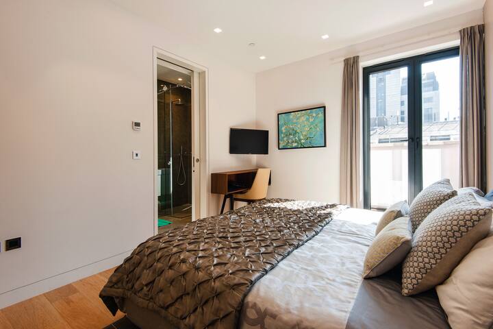 Explore Central London from a Luxurious Penthouse gallery image 2