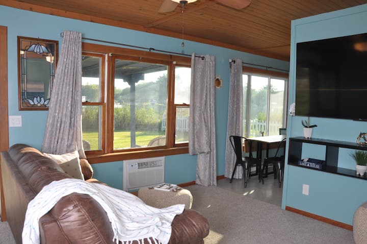 Dhoma e dytë e ndenjjes!!!  Pamje e dhomës së ndenjjes së suitës.  Divani është një divan gjumi me madhësi të plotë.