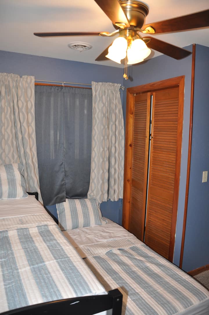 Dhomë gjumi me krevat dopio dhe një krevat dopio. Raftet e bagazheve janë të disponueshme për ruajtje.