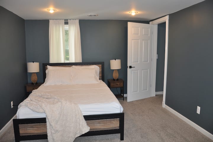 Dhomë gjumi me krevat dopio "Queen".  2 rafte valixhesh janë të disponueshme për ruajtje.