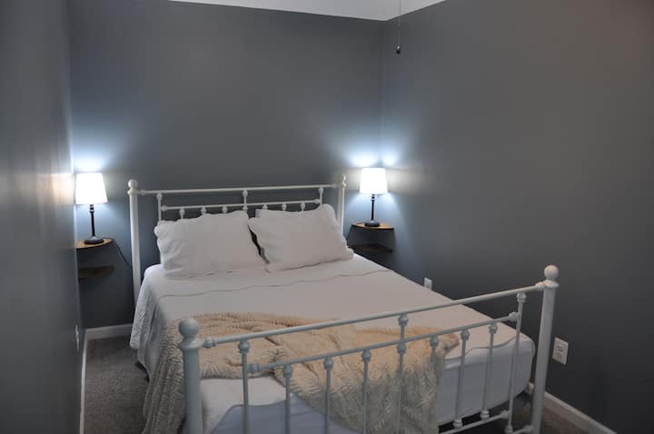 Dhomë gjumi me krevat dopio "Queen".  2 rafte valixhesh janë të disponueshme për ruajtje.