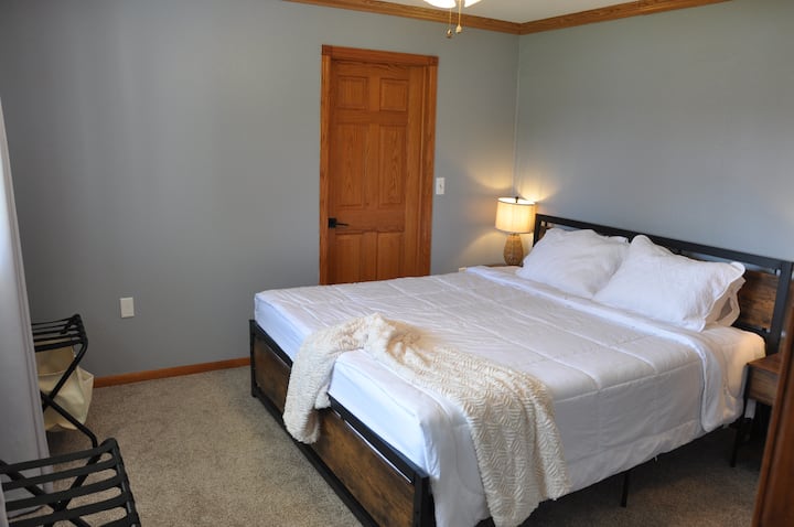 Dhomë gjumi me krevat "California King".  2 rafte valixhesh janë të disponueshme për ruajtje.