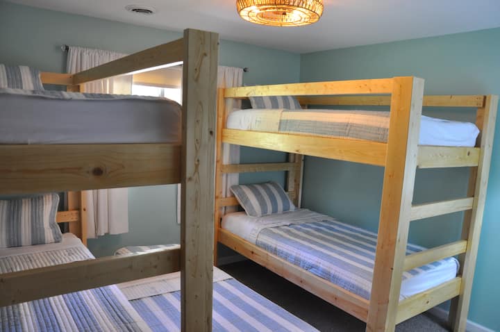 Dhomë gjumi me 2 krevate dopio xl dhe një krevat dopio. Raftet e bagazheve janë të disponueshme për ruajtje.