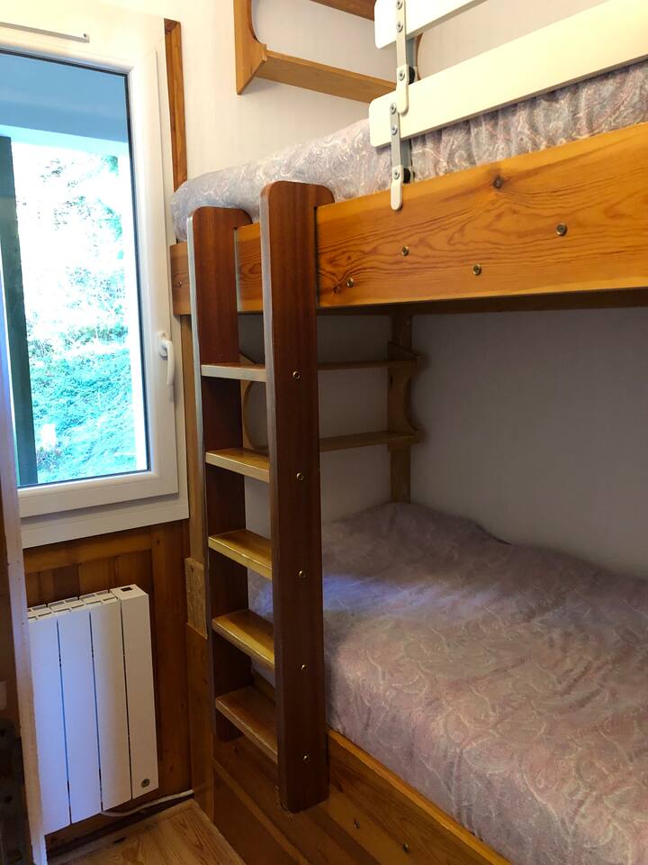 Spavaća soba s krevetom na kat, pogled na šumu