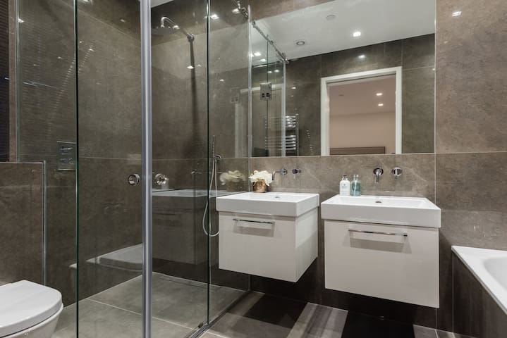 Luxurious Penthouse in Trafalgar Square gallery image 4